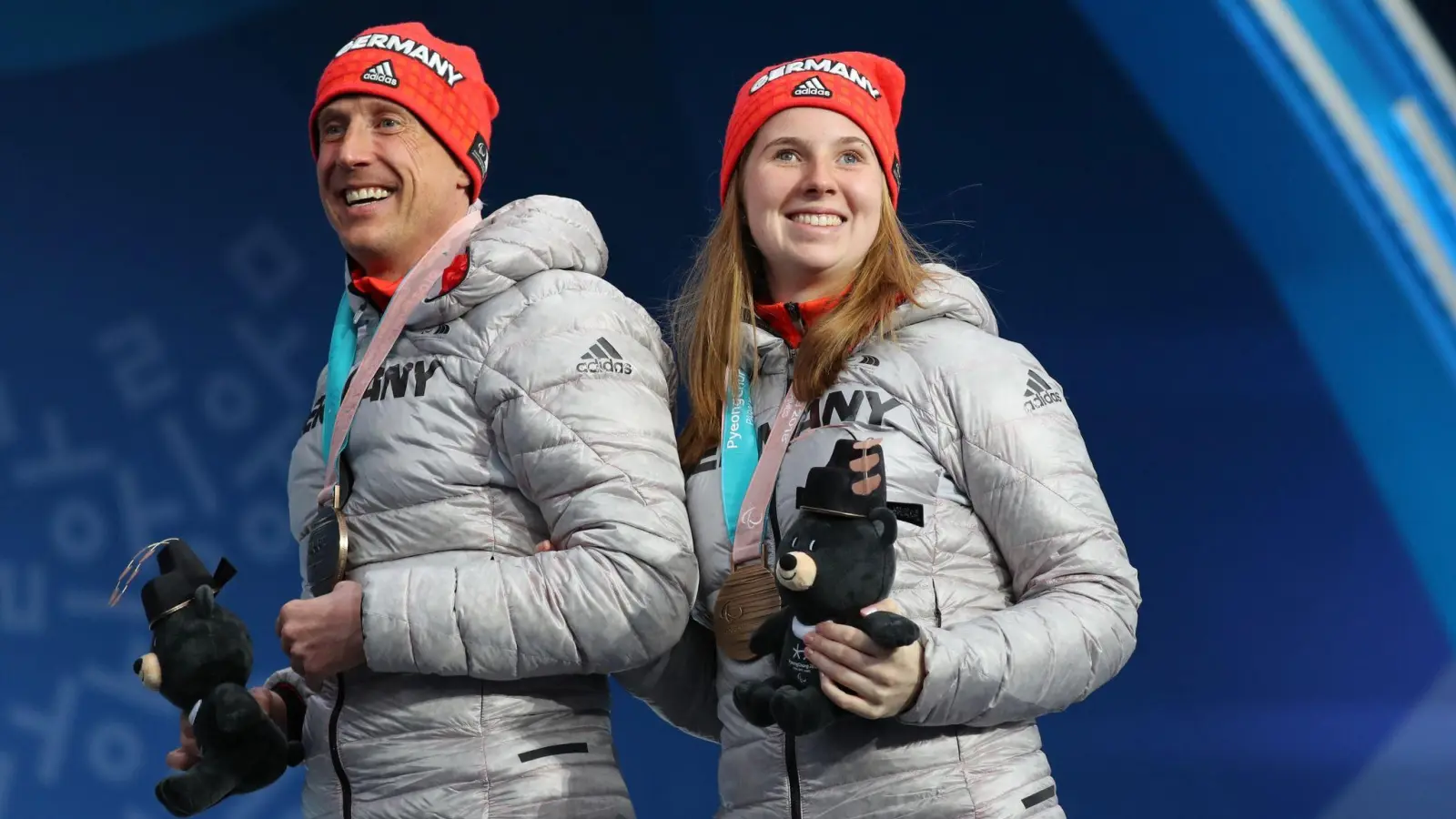 Clara Klug und ihr Guide Martin Härtl aus Deutschland freuen sich über ihre Bronzemedaille im Biathlon 12,5 km Damen, sehbehindert. (Foto: Karl-Josef Hildenbrand/dpa/Archivbild)