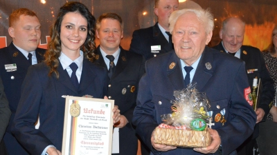 Einen Geschenkkorb und vor allem die Ernennungsurkunde zum Ehrenmitglied übergab Feuerwehrvereinsvorsitzende Sandra Baum an Christian Ballwieser für dessen 70-jährige Mitgliedschaft (Foto: Patrick Lauer)