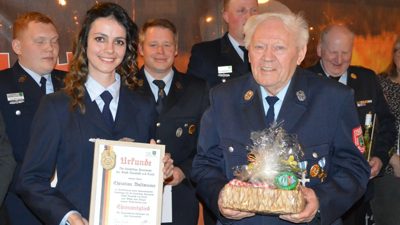 Einen Geschenkkorb und vor allem die Ernennungsurkunde zum Ehrenmitglied übergab Feuerwehrvereinsvorsitzende Sandra Baum an Christian Ballwieser für dessen 70-jährige Mitgliedschaft (Foto: Patrick Lauer)