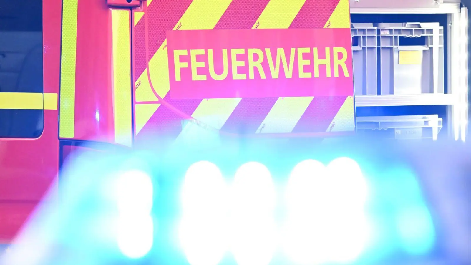 Einsatzkräfte von Feuerwehr, Polizei und Rettungsdienst waren an der Unfallstelle im Einsatz. (Symbolbild) (Foto: Bernd Weißbrod/dpa)