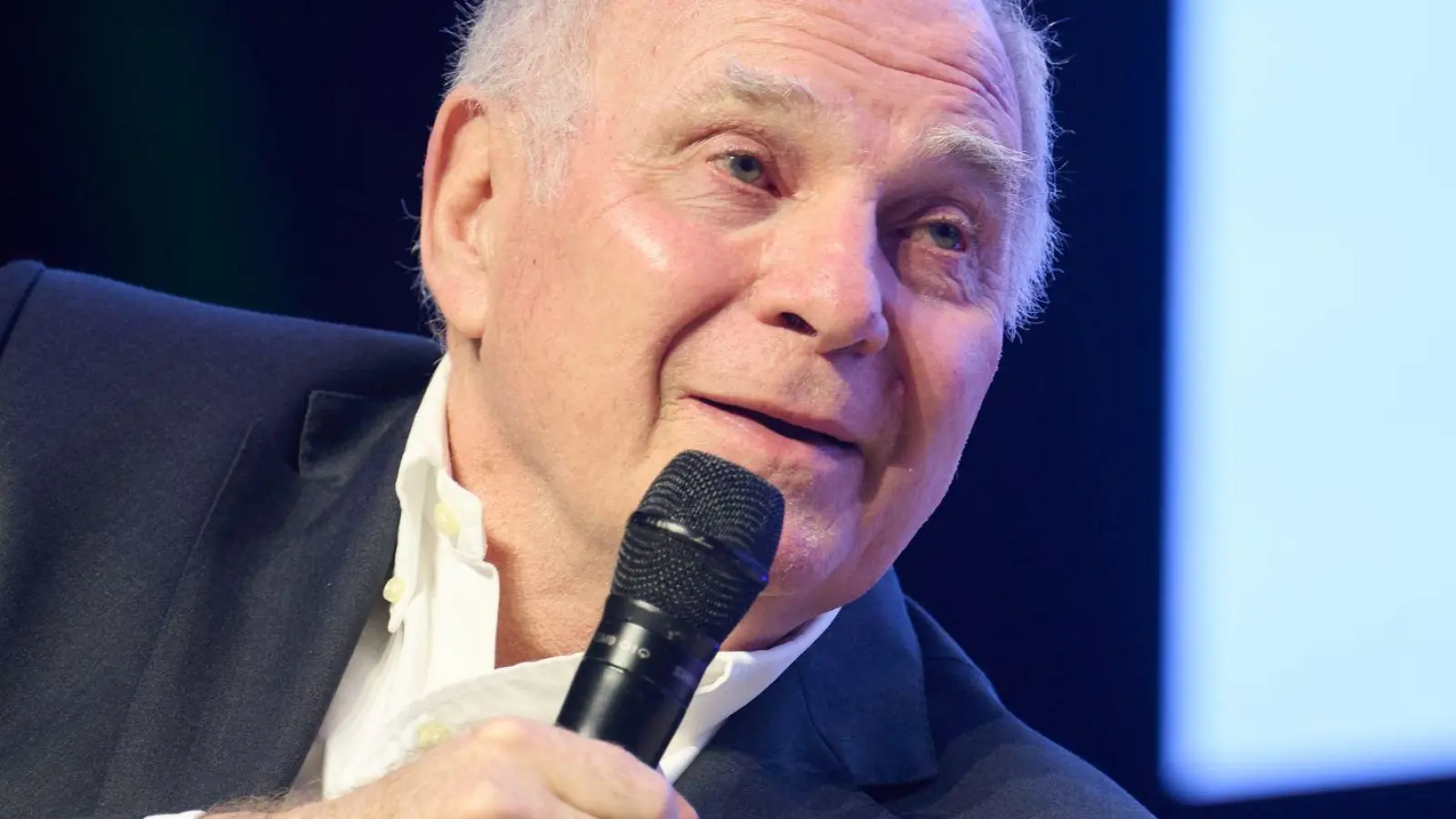 Uli Hoeneß ist von Bayerns Stürmerstar Harry Kane begeistert. (Archivbild) (Foto: Bernd Thissen/dpa)