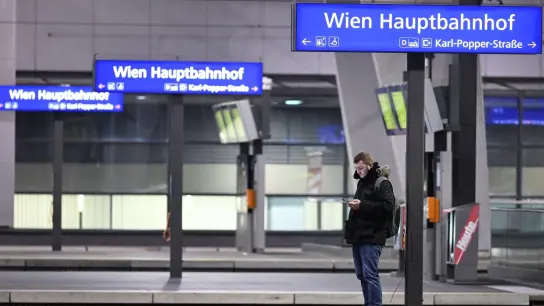 Ein Mann blick auf sein Smartphone an einem Bahnsteig im Hauptbahnhof Wien. (Foto: Robert Jaeger/APA/dpa)