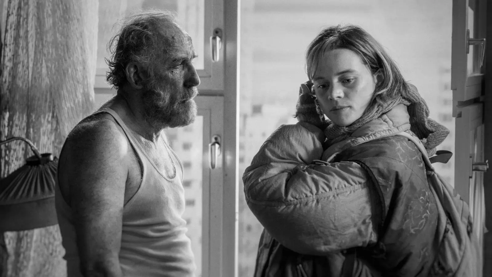 Karl Markovics und Luna Wedler in einer Szene des Films „Sie glauben an Engel, Herr Drowak?“. (Foto: -/X Verleih AG/dpa)