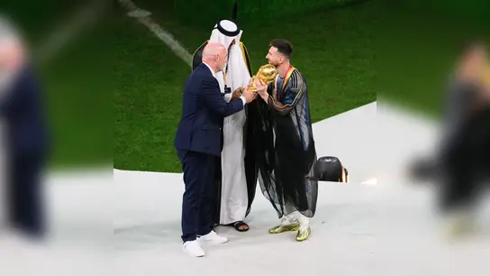 Historischer Moment: Scheich Tamim bin Hamad Al Thani (M) und  FIFA-Boss Gianni Infantino (l) übergeben Argentiniens Lionel Messi den WM-Pokal. (Foto: Robert Michael/dpa)