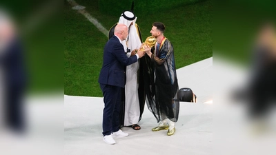 Historischer Moment: Scheich Tamim bin Hamad Al Thani (M) und  FIFA-Boss Gianni Infantino (l) übergeben Argentiniens Lionel Messi den WM-Pokal. (Foto: Robert Michael/dpa)