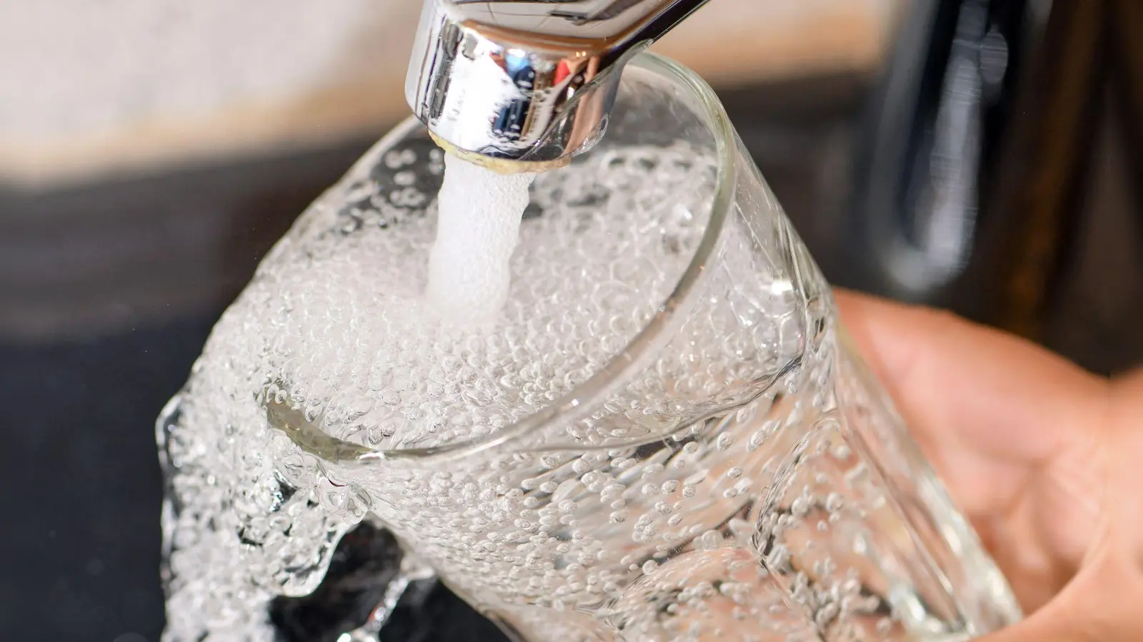 In Schwangau im Allgäu muss das Trinkwasser aktuell abgekocht werden. (Symbolfoto) (Foto: Patrick Pleul/dpa-Zentralbild/dpa)