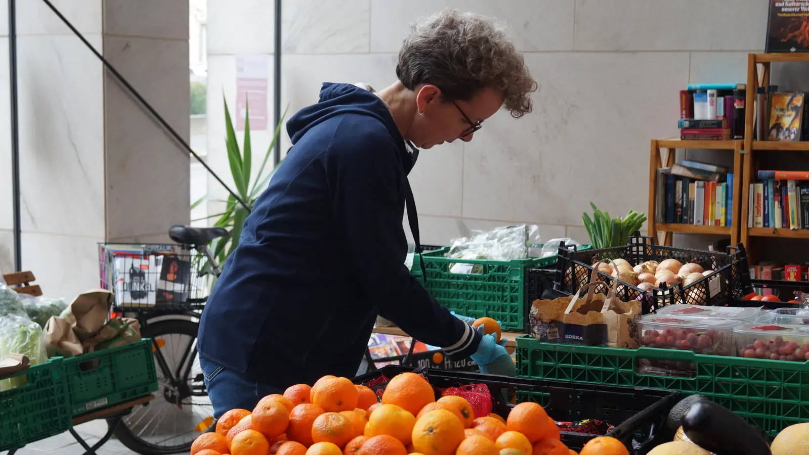 Ehrenamtliche der Aischgründer Tafel helfen Menschen, die sich den Lebensmitteleinkauf einfach nicht mehr leisten können. Da aber die Zahl der Kunden stetig steigt, gerät die Tafel an ihre Grenzen. (Archivfoto: Nicole Gunkel)