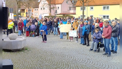 Zwei Kundgebungen haben die Verantwortlichen bislang in Neuendettelsau organisiert. Ingesamt rund 800 Menschen folgten dem Aufruf und setzten ein Zeichen für die Demokratie. (Archivfoto: Eckard Dürr)