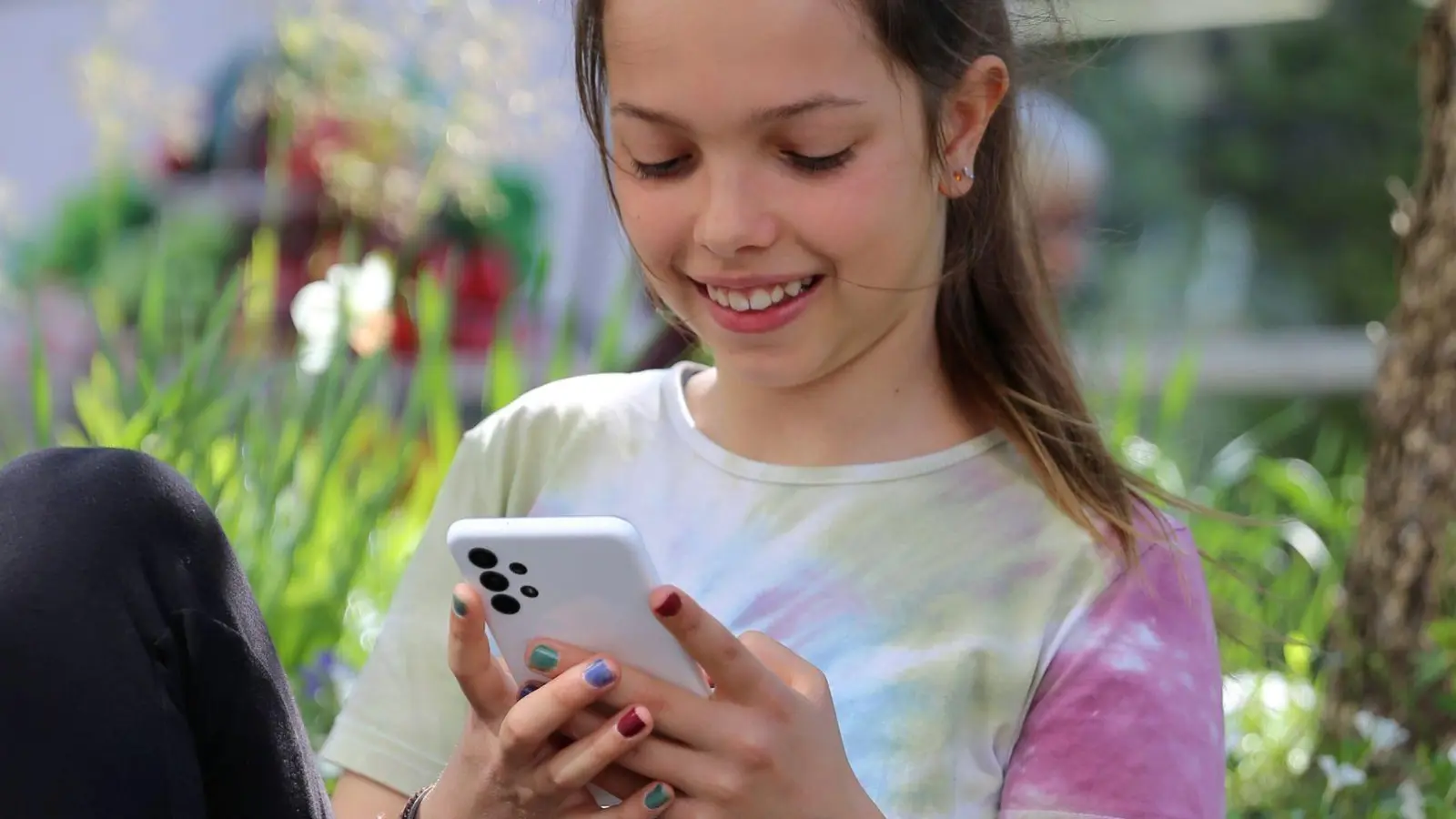 Medienexperten empfehlen den Smartphone-Einstieg frühestens mit elf bis zwölf Jahren. (Foto: Mascha Brichta/dpa-tmn)