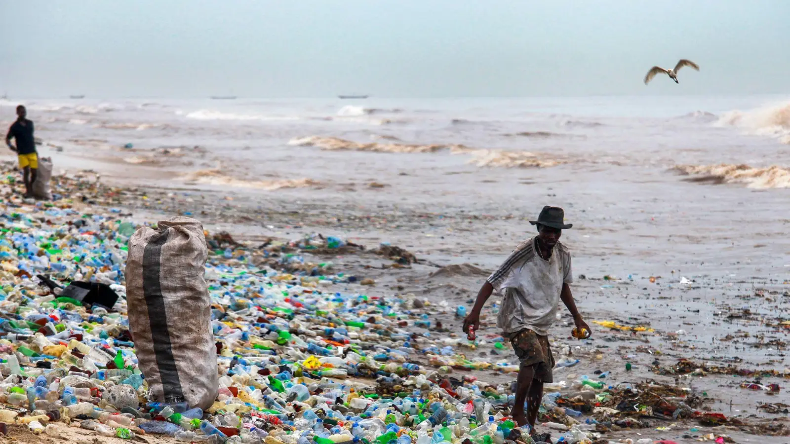 Im Sommer wollen etliche Staaten in Genf erneut versuchen, ein Plastikabkommen zu treffen. (Archivbild) (Foto: picture alliance / Christian Thompson/EPA/dpa)