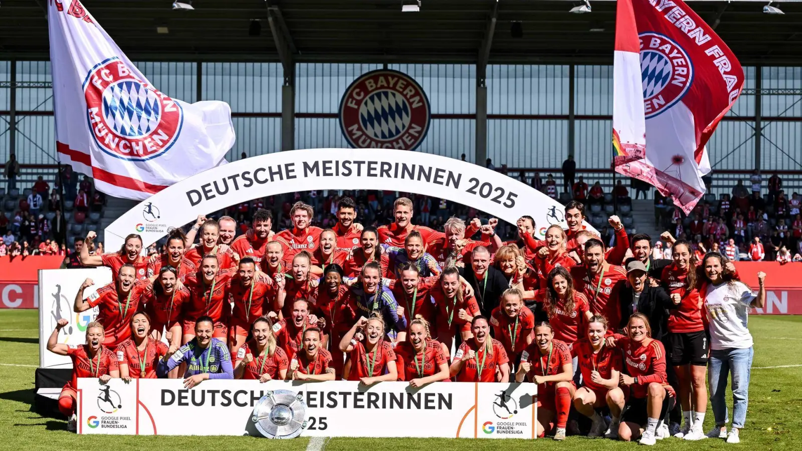 Sie sind die Gejagten: Die Bayern-Fußballerinnen. (Foto: Harry Langer/dpa)