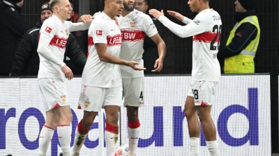 Matchwinner Jamie Leweling holt sich die Glückwünsche seiner Stuttgarter Teamkollegen ab (Foto: Federico Gambarini/dpa)