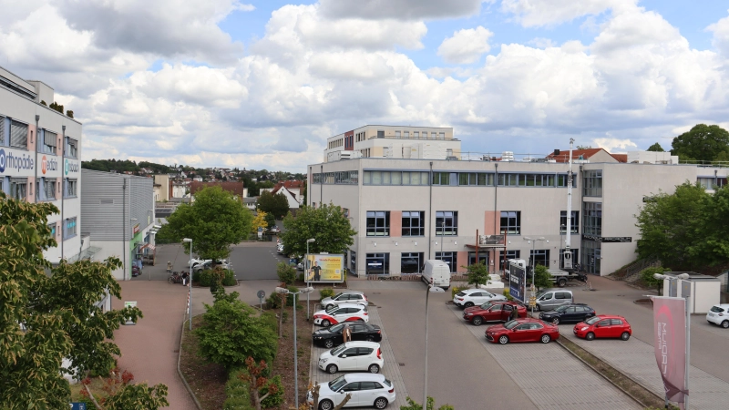 Seit Jahren steht das Erdgeschoss der Welserstraße 17 (Gebäude rechts im Bild) leer. Eigentlich sollte Rofu Kinderland dort einziehen. Der Plan ist hinfällig. Doch es gibt weitere Anfragen, versicherte Stadtplanerin Andrea Heinlein im Bauausschuss. (Foto: Antonia Müller)
