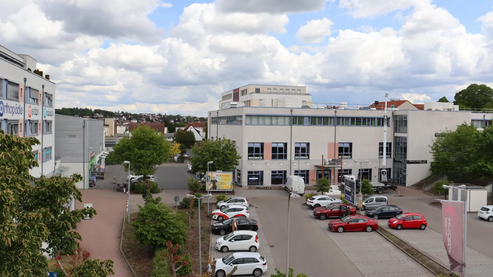 Seit Jahren steht das Erdgeschoss der Welserstraße 17 (Gebäude rechts im Bild) leer. Eigentlich sollte Rofu Kinderland dort einziehen. Der Plan ist hinfällig. Doch es gibt weitere Anfragen, versicherte Stadtplanerin Andrea Heinlein im Bauausschuss. (Foto: Antonia Müller)