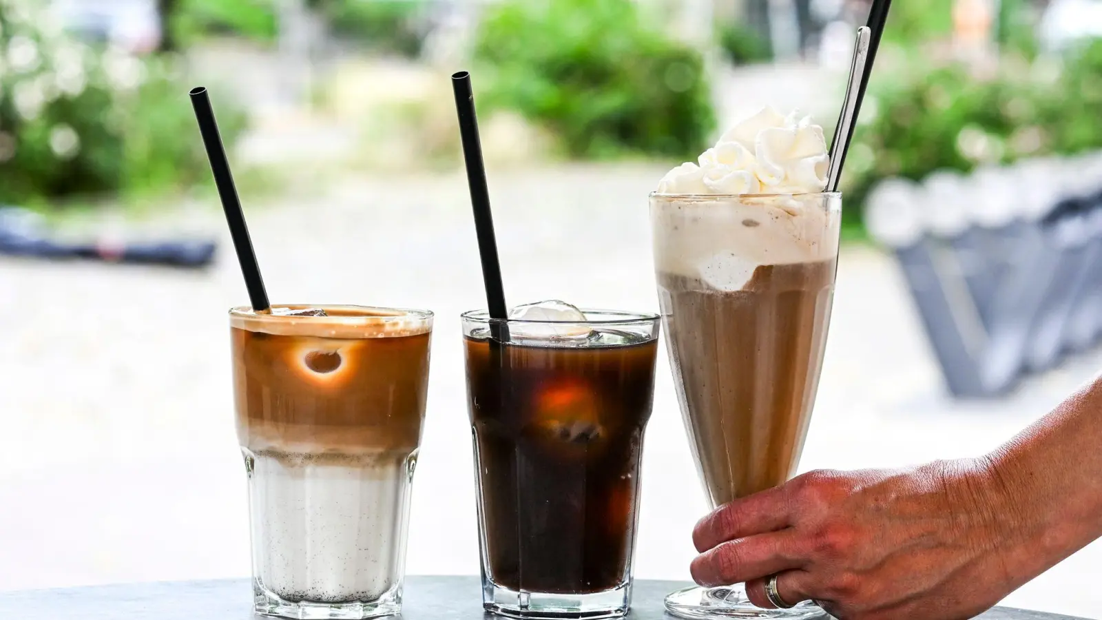 Iced Latte, Iced Coffee (also Kaffee mit Eiswürfeln) und klassischer Eiskaffee mit Vanilleeis und Sahne - präsentiert in einem Berliner Café. (Foto: Jens Kalaene/dpa)