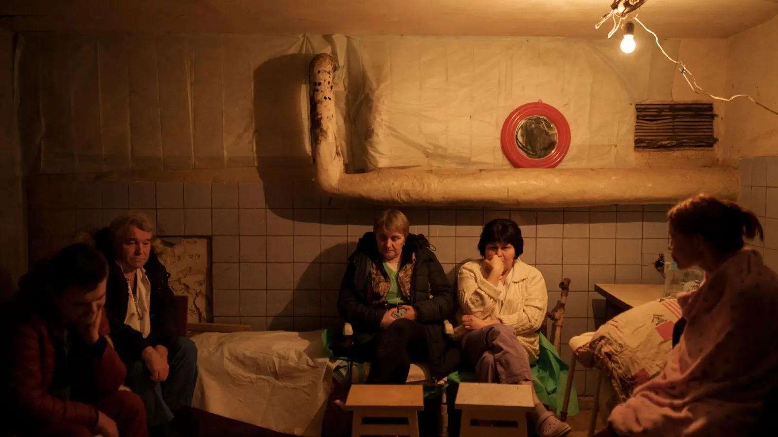 Krankenhauspersonal sitzt während eines Luftangriffsalarms nordöstlich von Kiew in einem Keller, der als Luftschutzbunker genutzt wird. (Foto: Felipe Dana/AP/dpa)