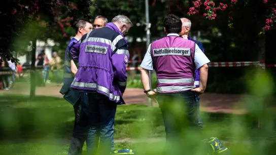 Notfallseelsorger stehen vor dem Gymnasium in Bremerhaven. (Foto: Sina Schuldt/dpa)
