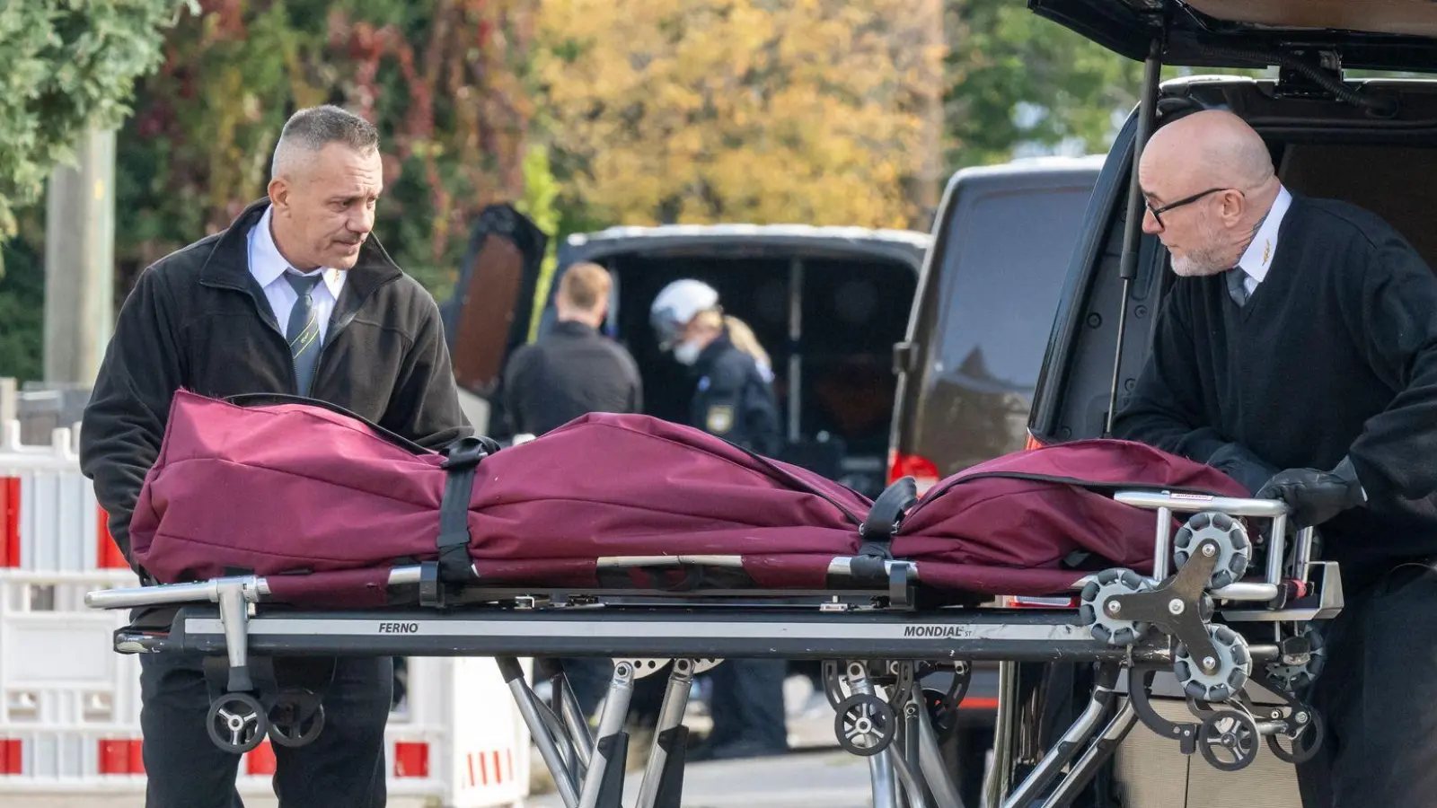 Am Tag nach dem Großbrand wurde eine Leiche aus dem Haus geborgen. (Archivbild) (Foto: Peter Kneffel/dpa)