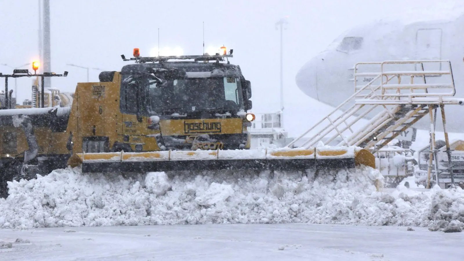 Starker Schneefall bremst den Verkehr am Flughafen Wien aus. (Foto: Unbekannt/FLUGHAFEN WIEN/APA/dpa)