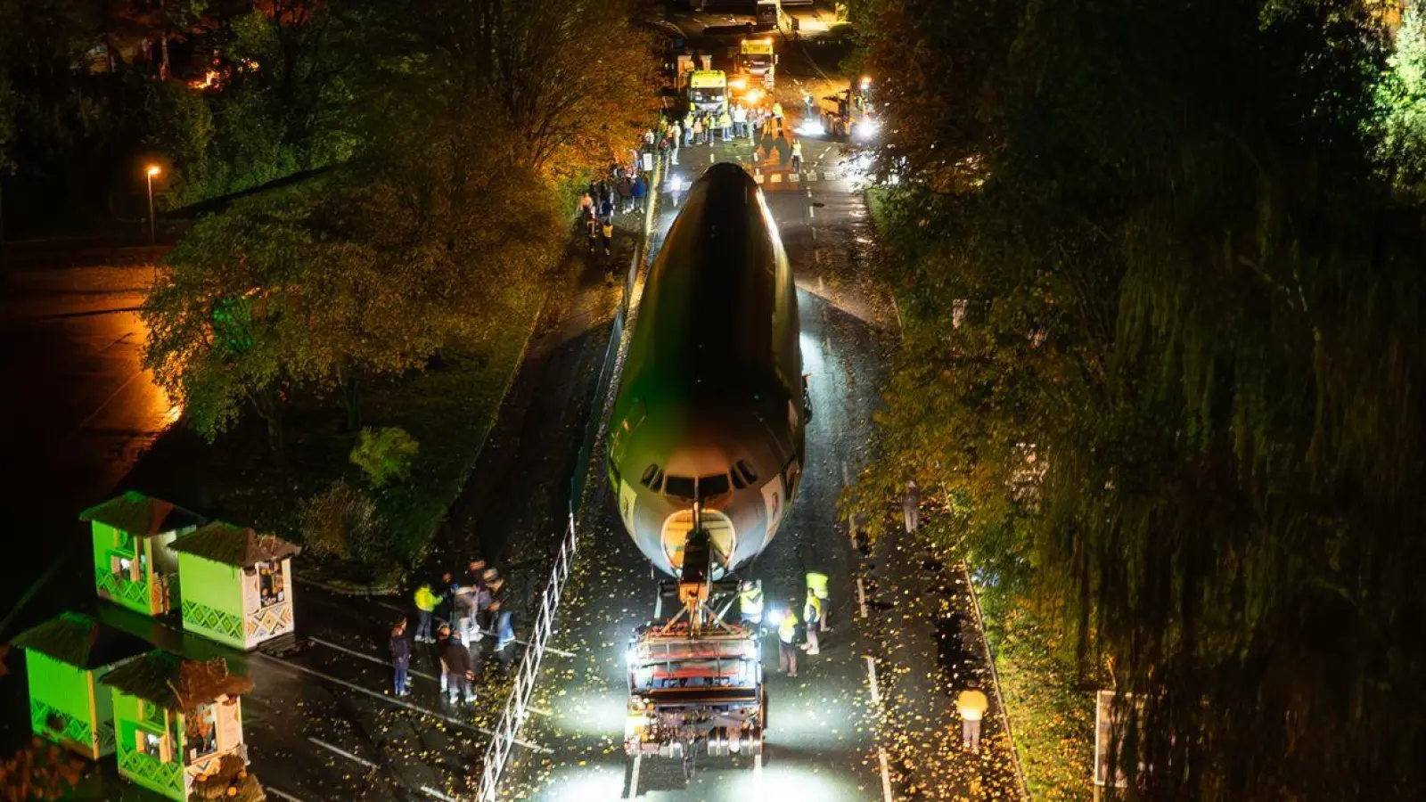 Innerhalb von drei Nächten wurde der Flieger zum Safaripark in der Südheide gebracht. (Foto: Philipp Schulze/dpa)