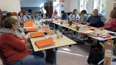 Teilnehmerende in Ansbach im Schulungsraum. Sie üben Gesprächssituationen. (Foto: Josefine Mühlroth)