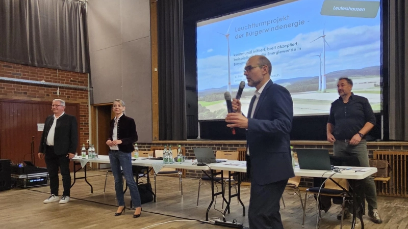 Reinhold Zeilinger und Katrin Held (von links) stellten das Bürgerwindprojekt vor, unterstützt von Gerald Ulrich (rechts). Bürgermeister Markus Liebich (vorne) moderierte. (Foto: Wolfgang Grebenhof)