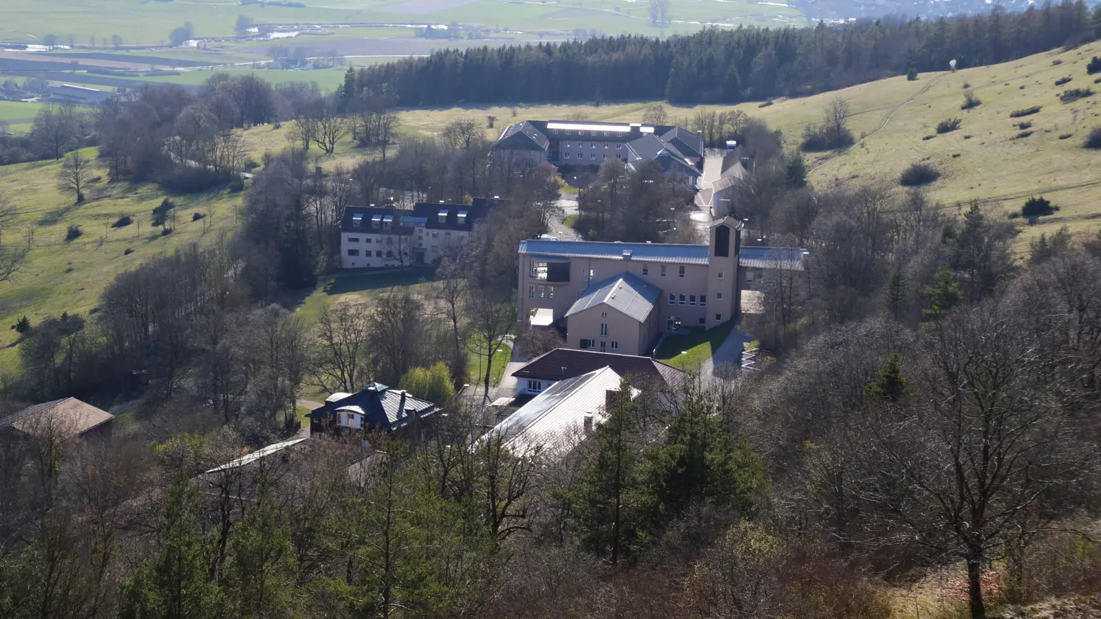 Das Bildungszentrum am Hesselberg soll bestehen bleiben. Die Verwaltung wird künftig gemeinsam mit dem Haus in Pappenheim laufen.  (Foto: Peter Tippl)