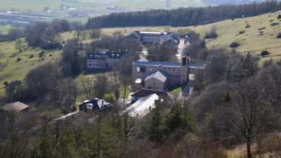 Das Bildungszentrum am Hesselberg soll bestehen bleiben. Die Verwaltung wird künftig allerdings gemeinsam mit dem Haus in Pappenheim laufen.  (Foto: Peter Tippl)