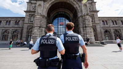 Die beiden Verdächtigen befinden sich laut Polizei in Untersuchungshaft. (Symbolfoto)  (Foto: Daniel Karmann/dpa)