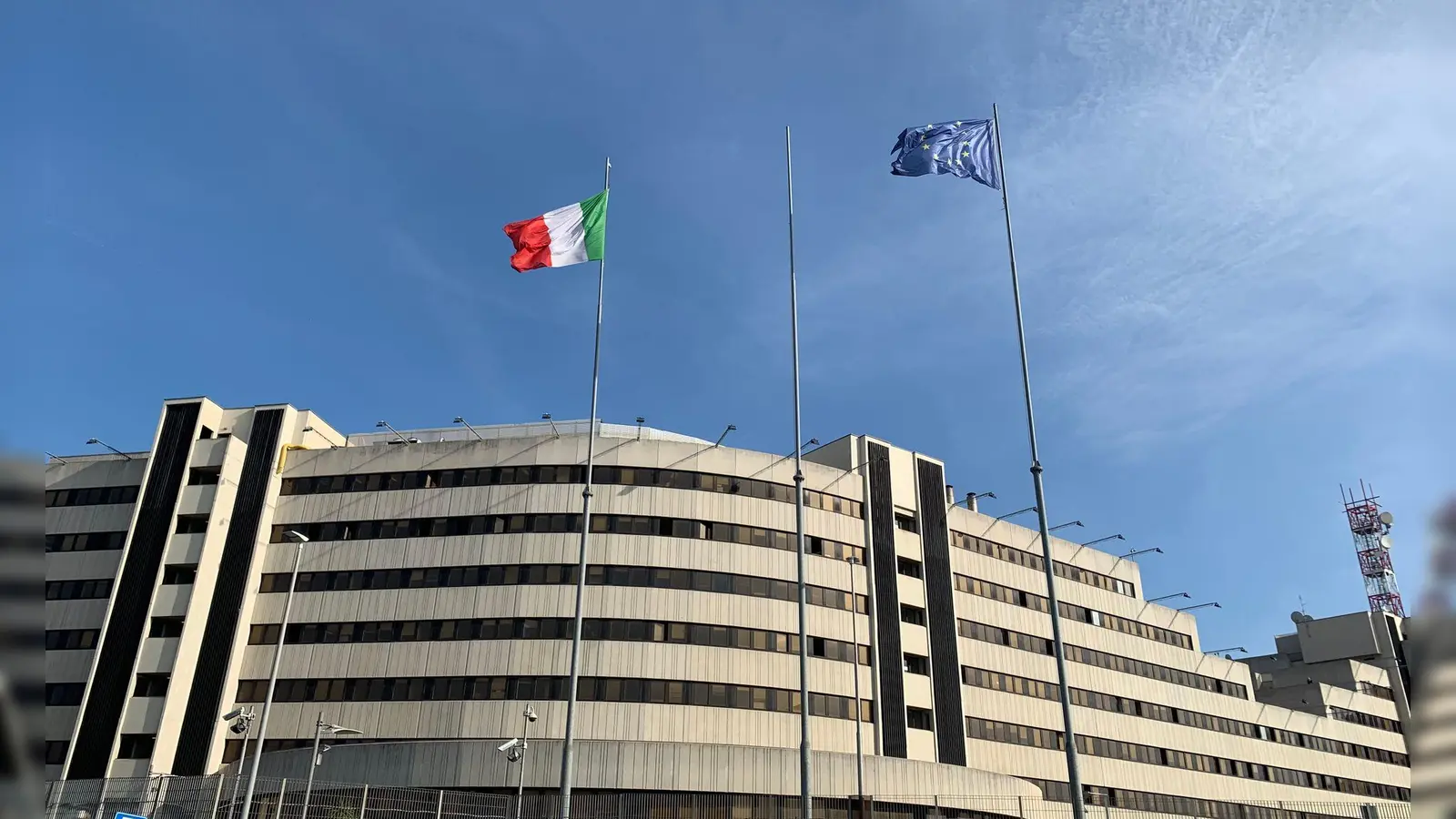Fahnder haben das Waschen krimineller Gelder der Mafia über Scheinfirmen, die sich auch in Deutschland befinden, gestoppt (Archivbild). (Foto: Annette Reuther/dpa)