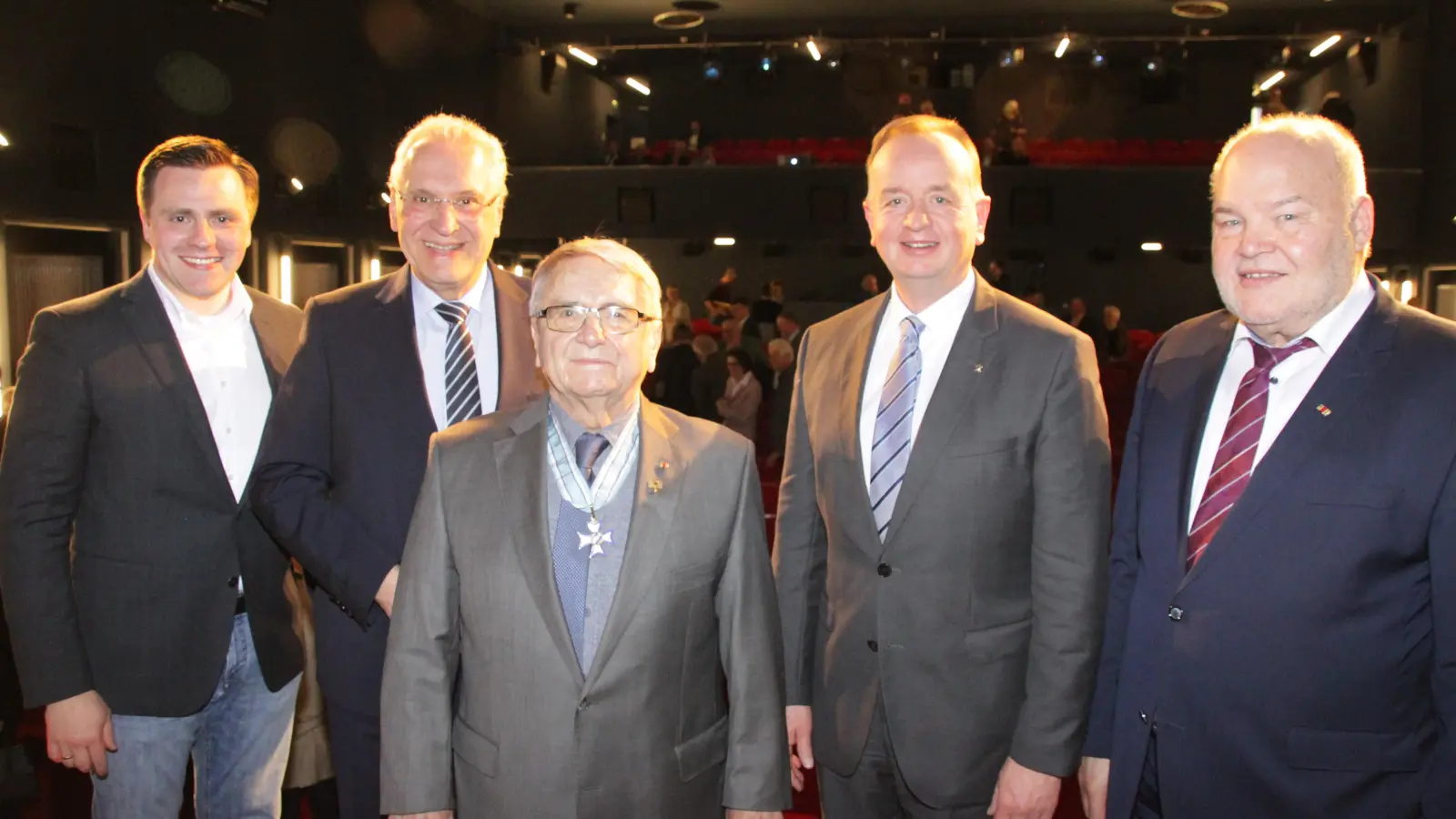 Glückwünsche konnte Klaus Dieter Breitschwert (Mitte) unter anderem von Landtagsabgeordnetem Andreas Schalk (von links), Innenminister Joachim Herrmann, Oberbürgermeister Thomas Deffner und Albert Vetterl, dem Präsidenten des bayerischen Kfz-Gewerbes, entgegennehmen. (Foto: Robert Maurer)