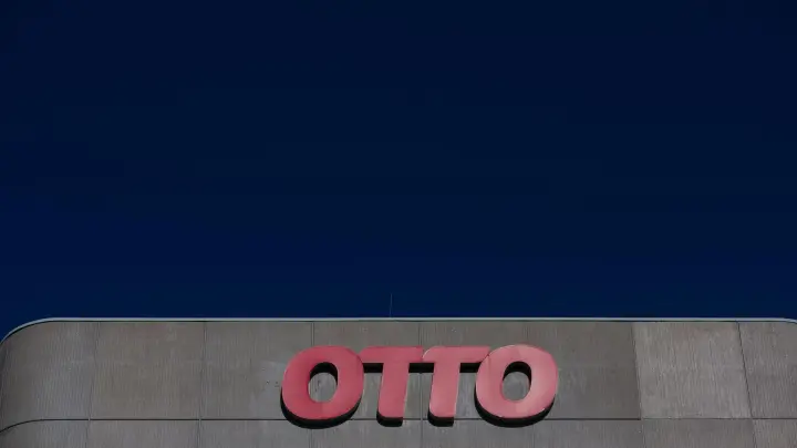 Das Logo des Otto Konzerns an der Konzernzentrale in Hamburg. (Foto: Daniel Reinhardt/dpa)