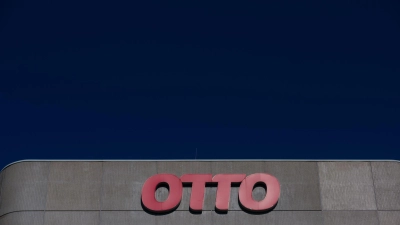 Das Logo des Otto Konzerns an der Konzernzentrale in Hamburg. (Foto: Daniel Reinhardt/dpa)