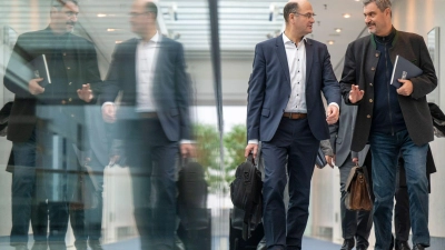 Trotz der schwierigen Finanzlage will die bayerische Staatsregierung bei der Aufstellung des nächsten Haushalts auf neue Kredite zur Gegenfinanzierung verzichten. (Foto: Peter Kneffel/dpa)