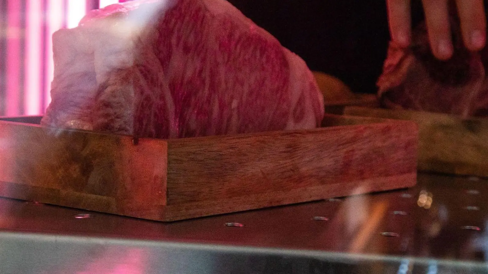 Ein Zwei-Kilo-Stück Wagyu Beef lagert bei 3 bis 4 Grad in einem Gastro-Reifeschrank. (Foto: Christin Klose/dpa-tmn/dpa)