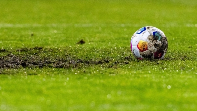 ARCHIV - Ein Fußball liegt auf dem Rasen eines Fußballfelds. Foto: David Inderlied/dpa/Symbolbild