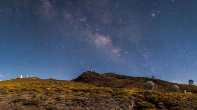 Wenig Licht am Boden und freie Sicht in den Himmel: La Palma vermarktet sich als ideales Reiseziel für Sternenbeobachter. (Foto: J. Antonio Glez Hdez/Visit La Palma/dpa-tmn)