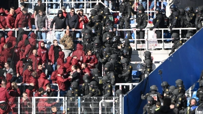 Die Polizei musste die aggressive Stimmung zwischen den Fan-Lagern beruhigen. (Foto: Uli Deck/dpa)
