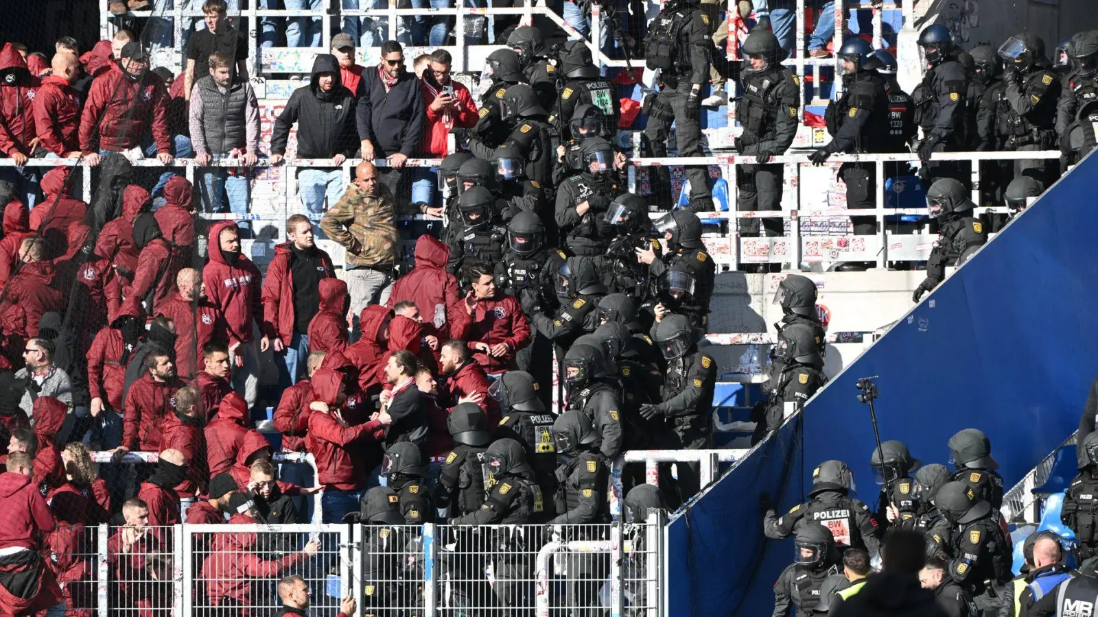Die Polizei musste die aggressive Stimmung zwischen den Fan-Lagern beruhigen. (Foto: Uli Deck/dpa)