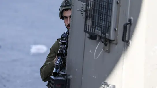 Ein israelischer Soldat im Einsatz im Westjordanland. (Symbolbild) (Foto: Ayman Nobani/dpa)