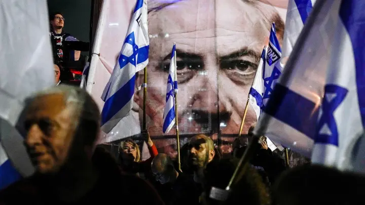 Demonstranten nehmen mit israelischen Fahnen an einem Protest gegen die Pläne der israelischen Regierung teil. (Foto: Ohad Zwigenberg/AP/dpa)