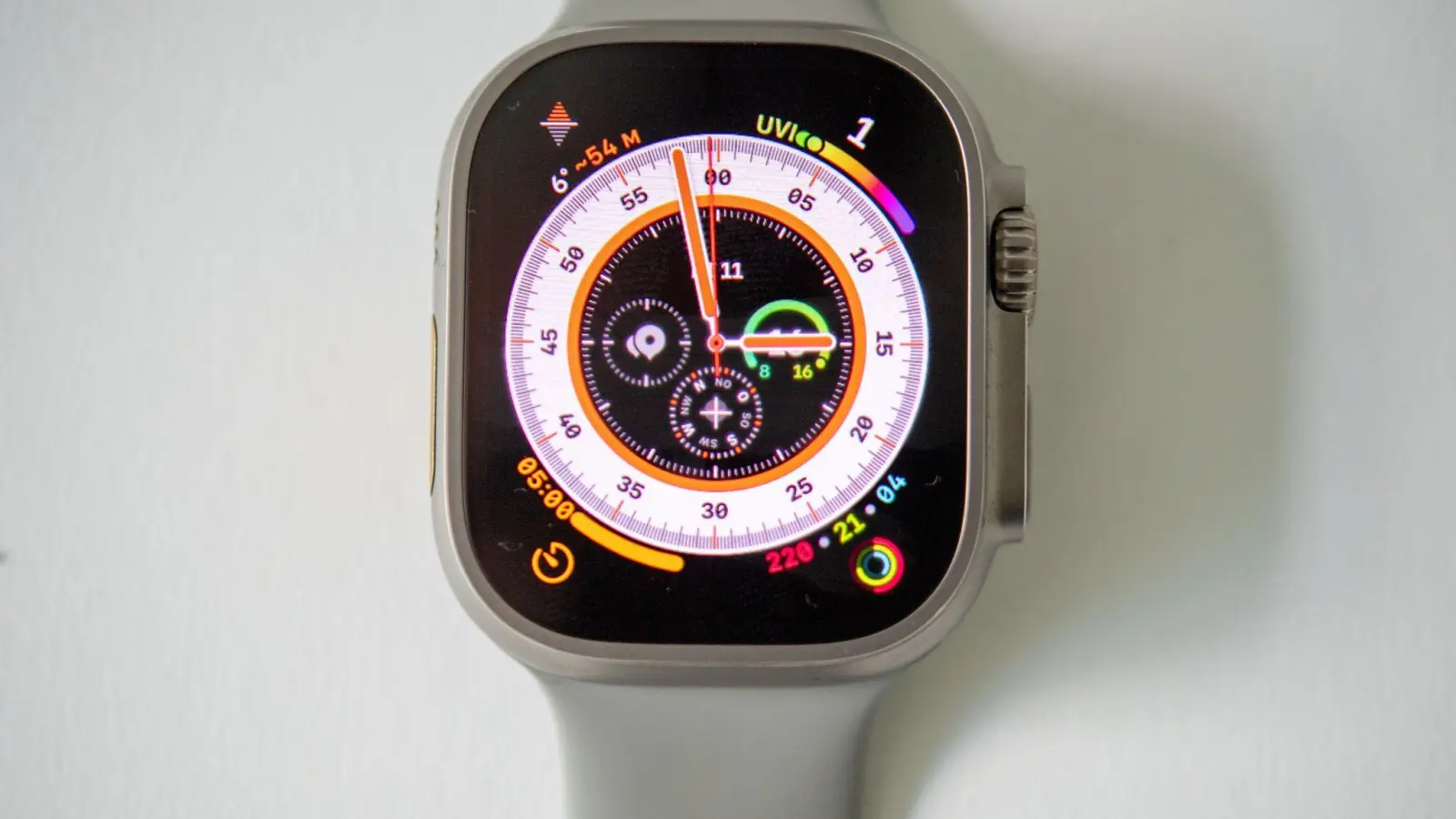 Das Gehäuse der Apple Watch Ultra ist kantiger und wuchtiger geworden. (Foto: Bernd Diekjobst/dpa-tmn)