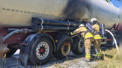 Ein brennender Reifen an einem Lkw löste bei Schwebheim am Samstag einen Feuerwehreinsatz aus. (Foto: Feuerwehr Burgbernheim)