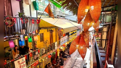 Wenn der Zug kommt, wird es eng: Die „Train Street“ in Hanoi ist eine der bekanntesten Sehenswürdigkeiten in der Hauptstadt. (Foto: Carola Frentzen/dpa)