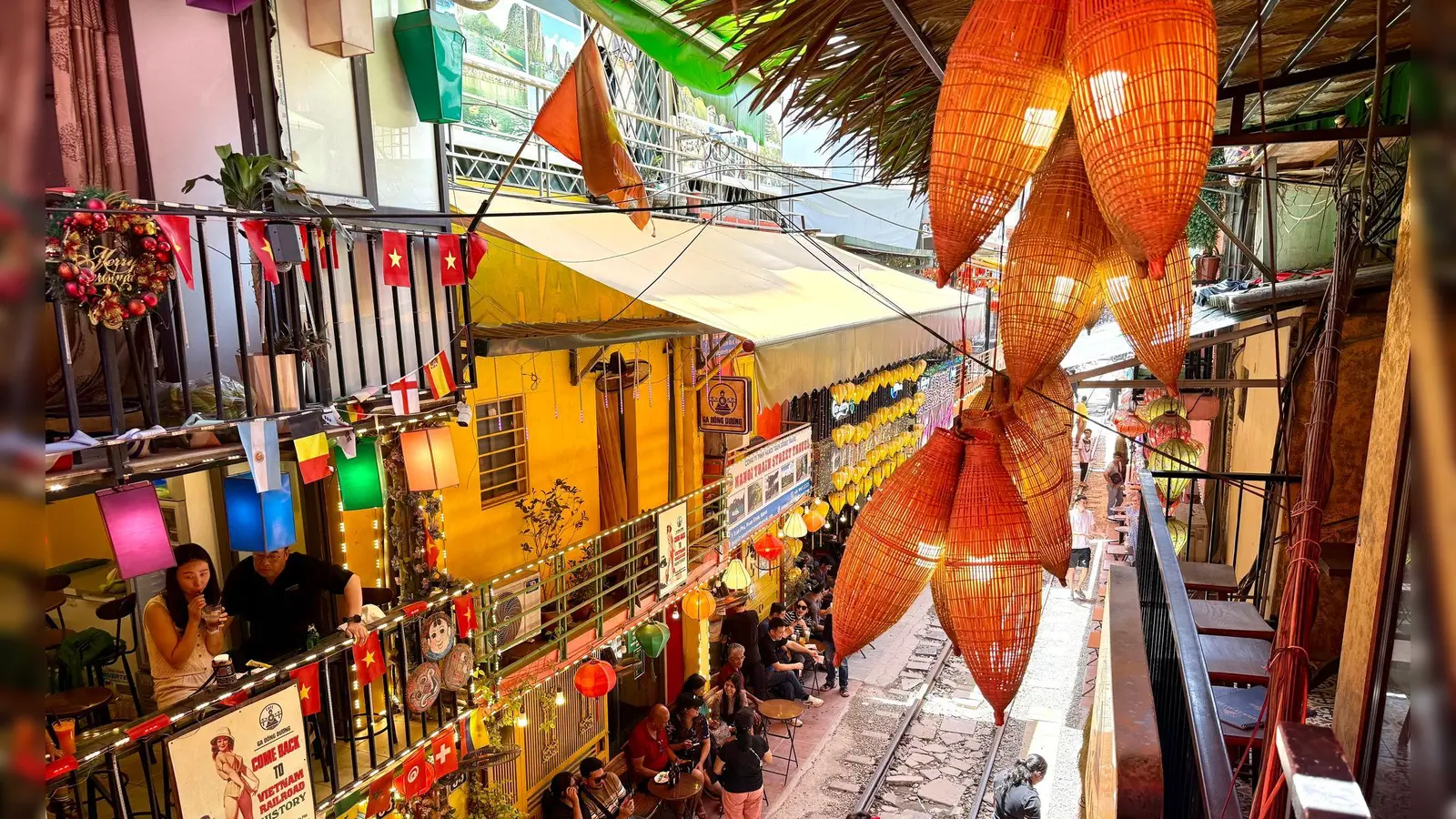 Wenn der Zug kommt, wird es eng: Die „Train Street“ in Hanoi ist eine der bekanntesten Sehenswürdigkeiten in der Hauptstadt. (Foto: Carola Frentzen/dpa)
