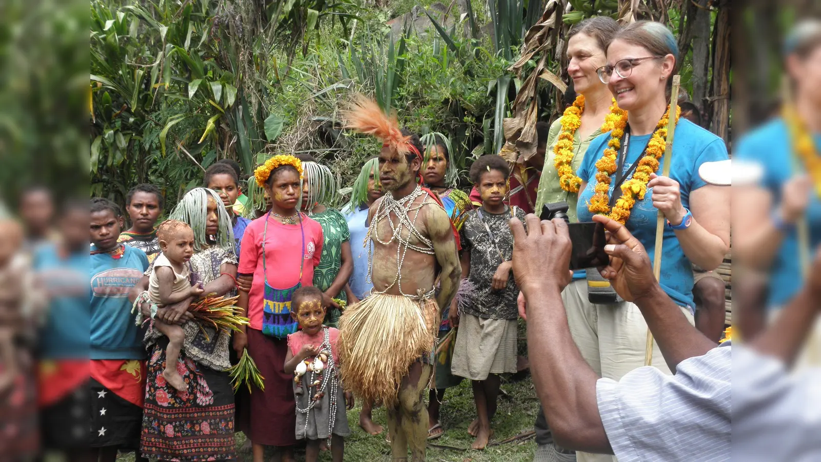 Herzliche Empfänge erlebte die Reisegruppe mit der Schornweisacher Pfarrerin Tabea Richter (rechts, im blauen Shirt) und Ruth Kamm (links dahinter) im Markt Einersheimer Partnerdekanat Marawaka in Papua-Neuguinea. (Foto: Joachim Roth)