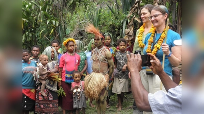 Herzliche Empfänge erlebte die Reisegruppe mit der Schornweisacher Pfarrerin Tabea Richter (rechts, im blauen Shirt) und Ruth Kamm (links dahinter) im Markt Einersheimer Partnerdekanat Marawaka in Papua-Neuguinea. (Foto: Joachim Roth)