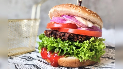 Illustration - Ein Patty aus Kidneybohnen auf einem Veggie-Burger (Foto: Doreen Hassek/haupstadtkueche.blogspot.com/dpa-tmn)