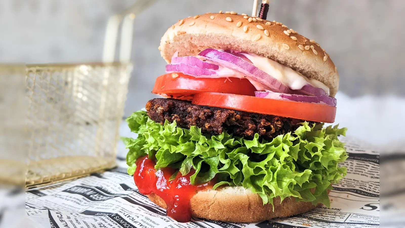 Illustration - Ein Patty aus Kidneybohnen auf einem Veggie-Burger (Foto: Doreen Hassek/haupstadtkueche.blogspot.com/dpa-tmn)