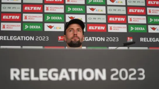 Stuttgarts Trainer Sebastian Hoeneß sitzt in der Pressekonferenz. (Foto: Marcus Brandt/dpa)